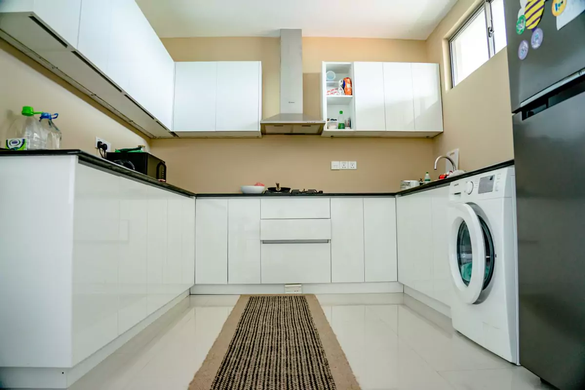 Fotobeispiel für Einbauküche mit sichtbarer Schrank- und Arbeitsflächenaufteilung