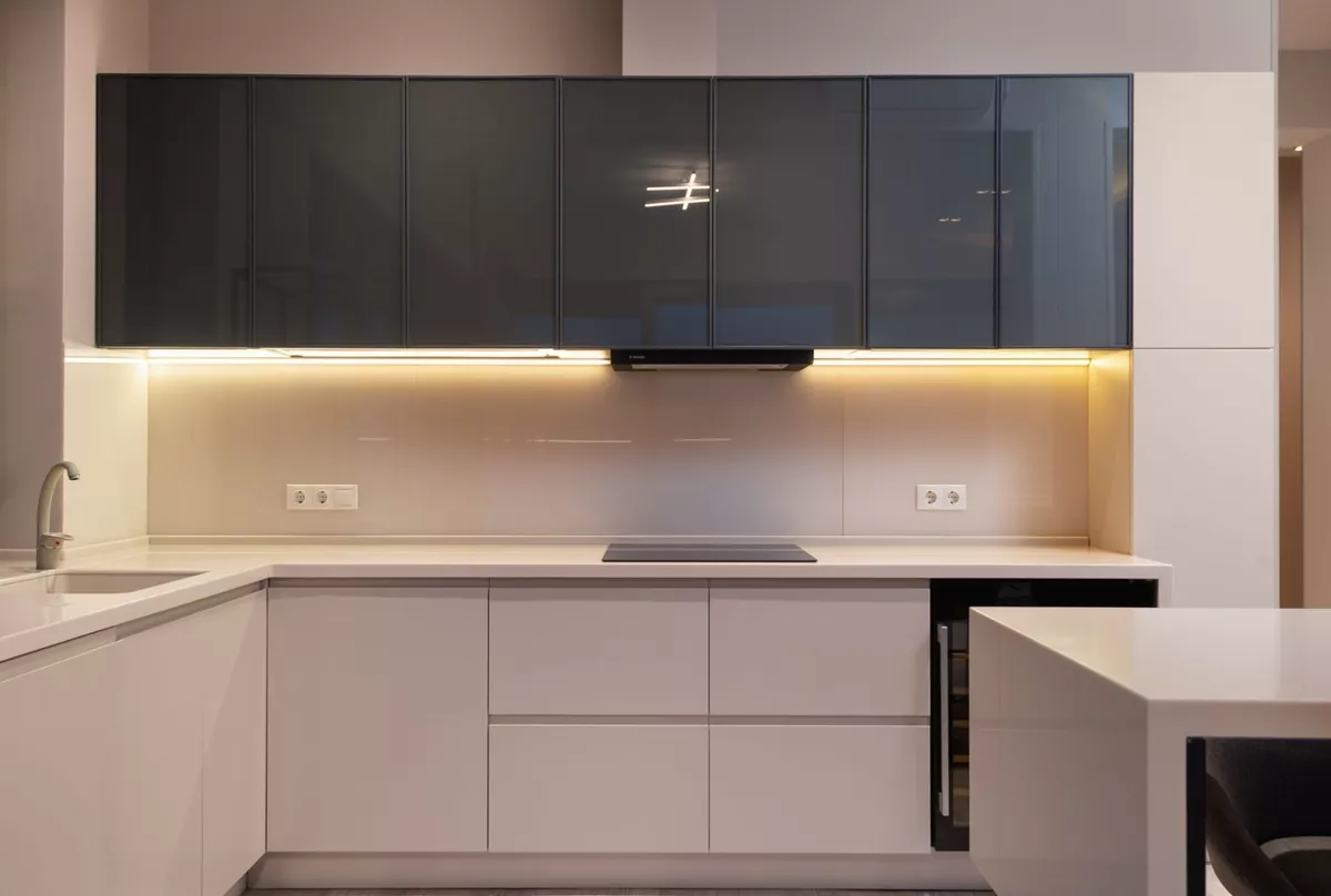 Fotobeispiel für Moderne Küche mit sichtbarer Schrank- und Arbeitsflächenaufteilung
